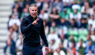 Foto: ‘Van Persie schopt Feyenoord-ster De Kuip uit’