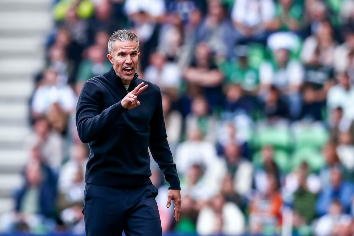 Foto: ‘Van Persie schopt Feyenoord-ster De Kuip uit’