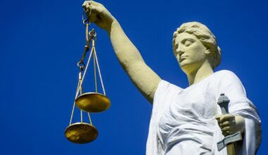 Vier Assenaren hebben zich volgens het OM schuldig gemaakt aan 'gruwelijke en sadistische' uitbuiting van een vrouw