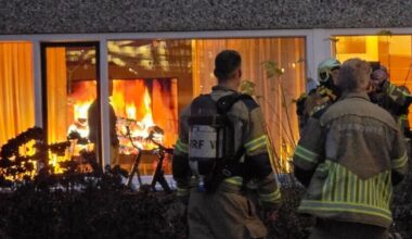 Brandweer uitgerukt voor vuur op televisie | Politie naar school in Dokkum na vuurwapenmelding