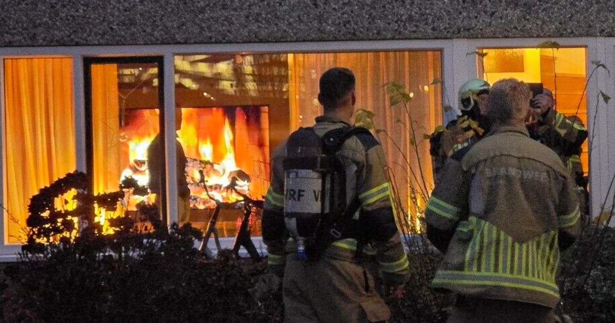 Brandweer uitgerukt voor vuur op televisie | Politie naar school in Dokkum na vuurwapenmelding