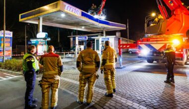 Dak van tankstation ingezakt, pomp is afgezet met hekken - Omroep West