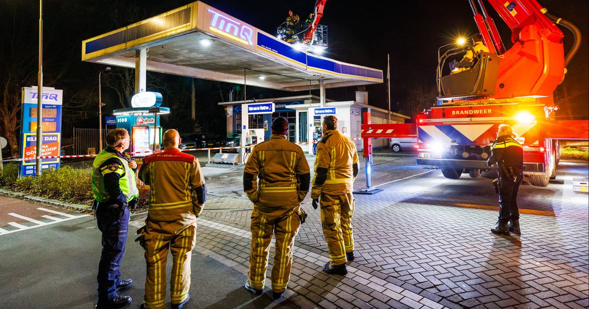 Dak van tankstation ingezakt, pomp is afgezet met hekken - Omroep West