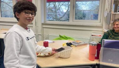 Schermtijd onder vuur: Groningse ouders kiezen bewust voor smartphone-vrije jeugd