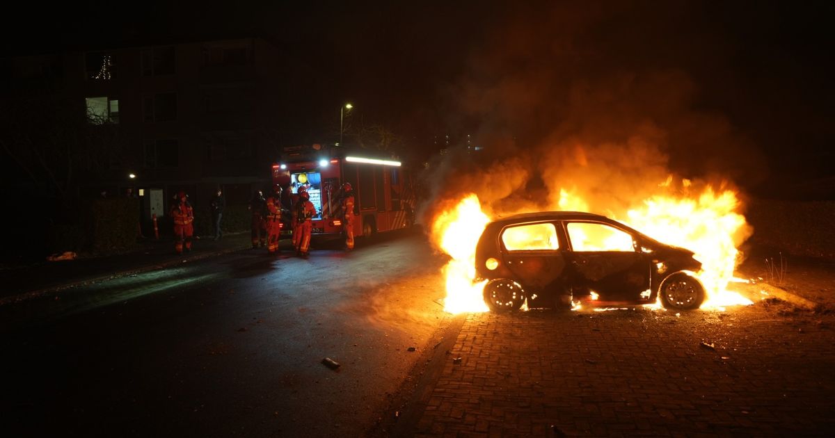 112-nieuws: Mobiele Eenheid ingezet bij brand in Hoogkerk • Auto volledig uitgebrand in Stad