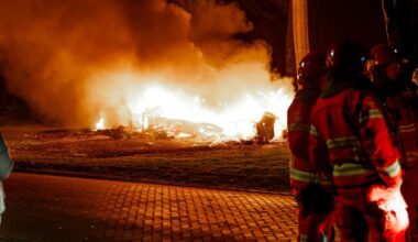 112-nieuws: Meerdere auto's en camper in brand gestoken in Siddeburen • Stacaravan in Bellingwolde in brand