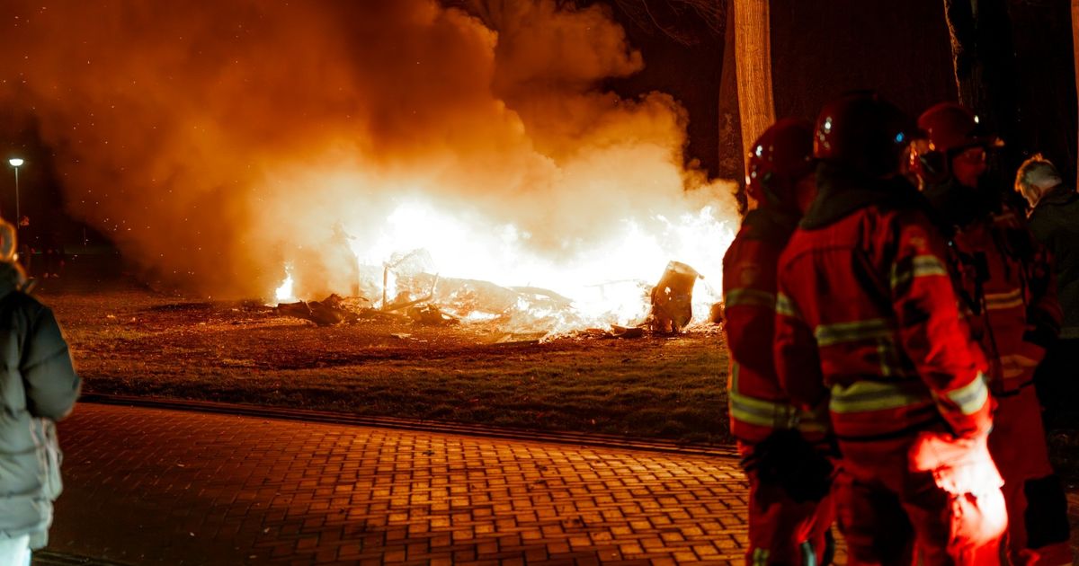 112-nieuws: Meerdere auto's en camper in brand gestoken in Siddeburen • Stacaravan in Bellingwolde in brand