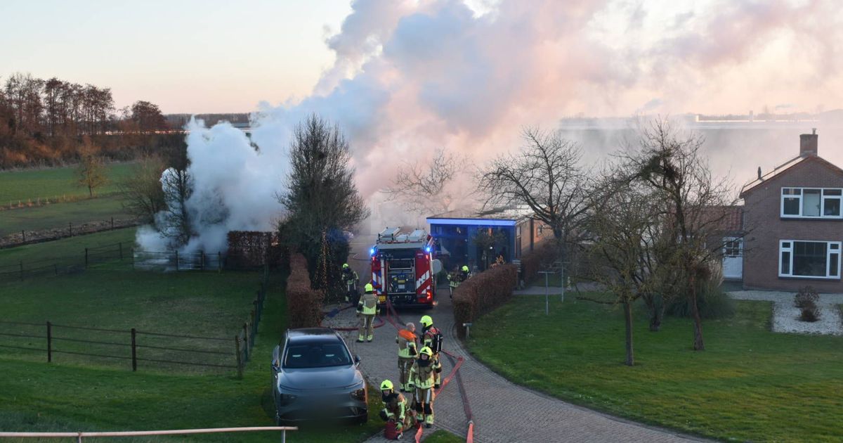 Brand uitgebroken in loods, 'blijf weg van de locatie' - Omroep Gelderland