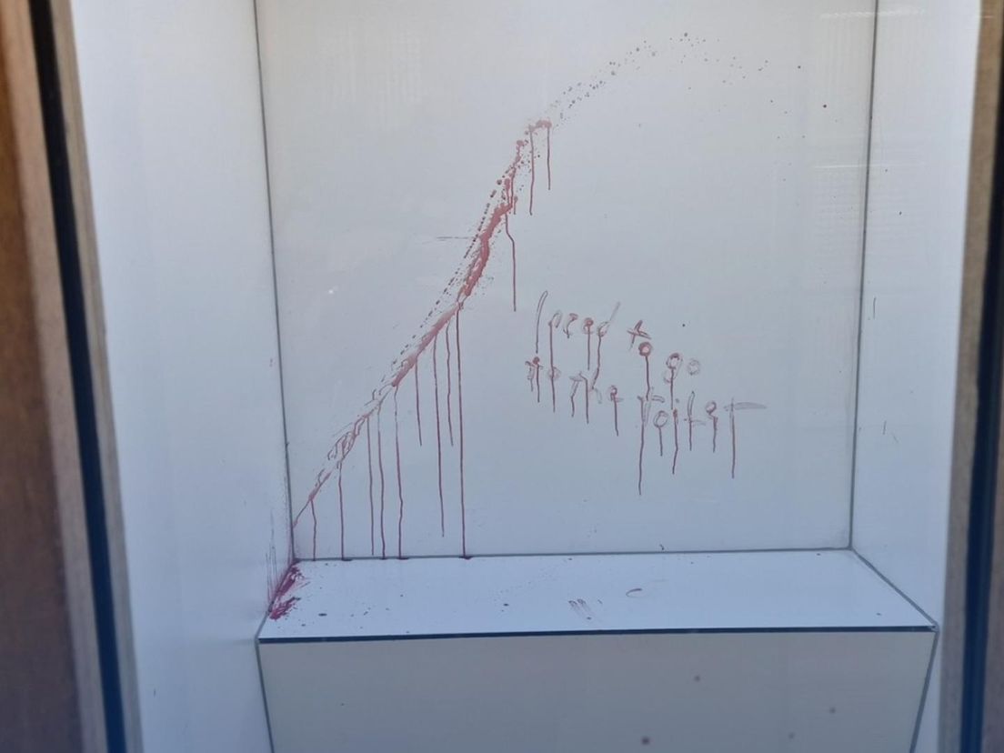 Arrestant smeert cel onder bloed