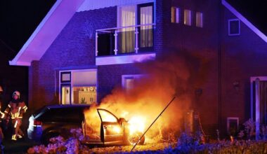 Auto rijdt tegen woning in Zuidveen en vliegt in brand, meerdere gewonden