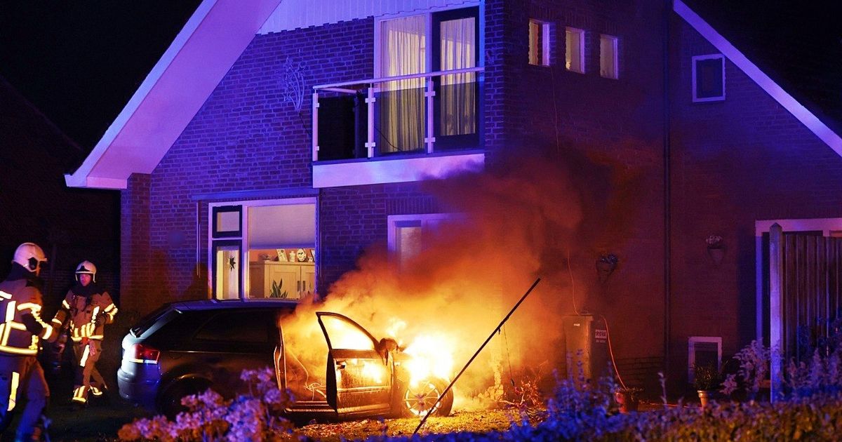 Auto rijdt tegen woning in Zuidveen en vliegt in brand, meerdere gewonden