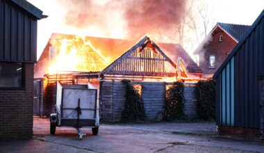 Uitslaande brand in Opeinde | Drie gewonden bij frontale aanrijding bij Harich