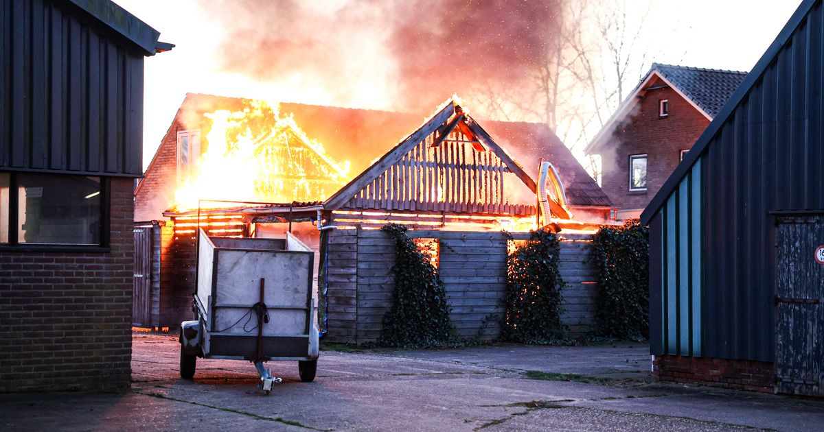 Uitslaande brand in Opeinde | Drie gewonden bij frontale aanrijding bij Harich