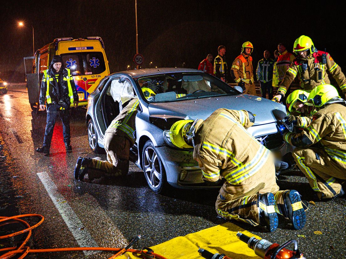 De brandweer heeft een inzittende uit de auto gehaald.