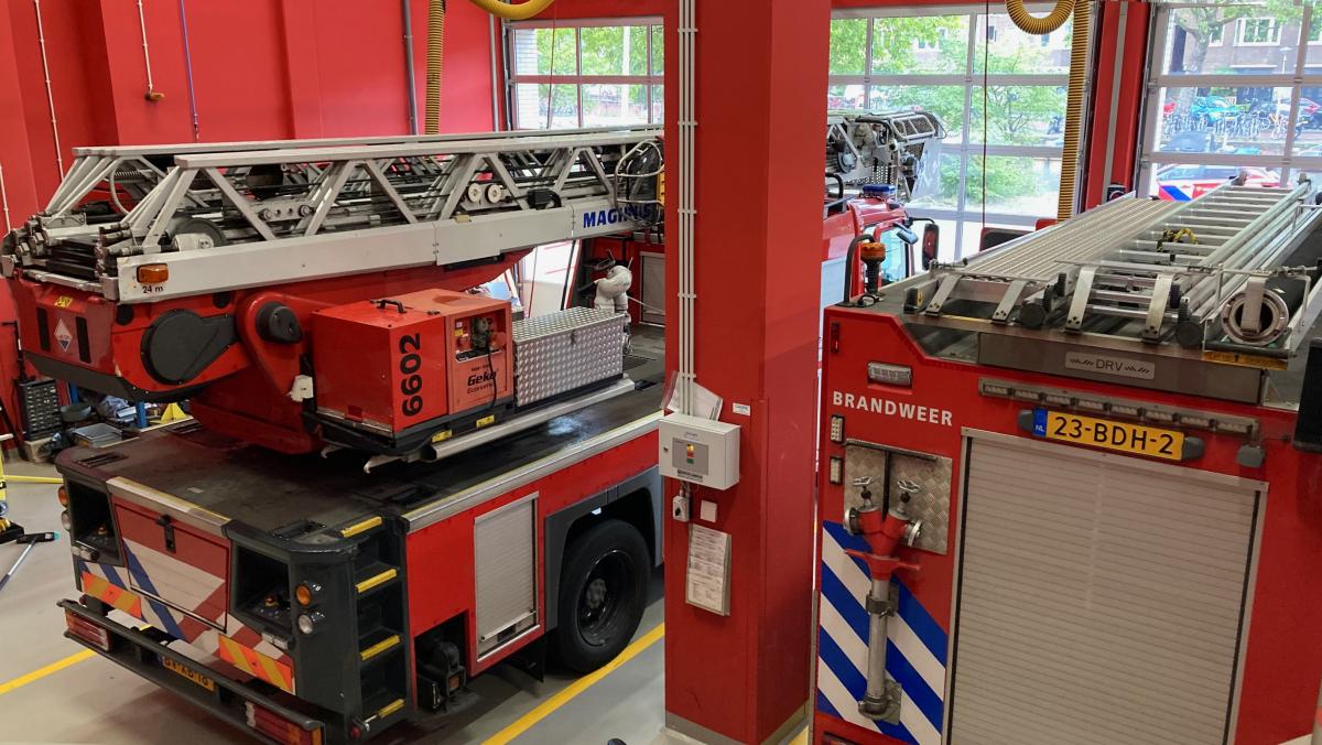 Extra brandweerauto in Floradorp tijdens oud en nieuw