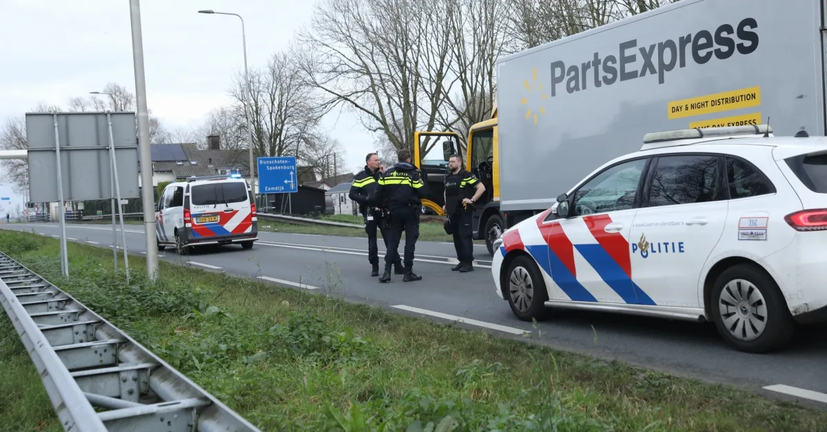 Overval op vrachtwagen bij A1 Muiden, inzittenden bedreigd met vuurwapen