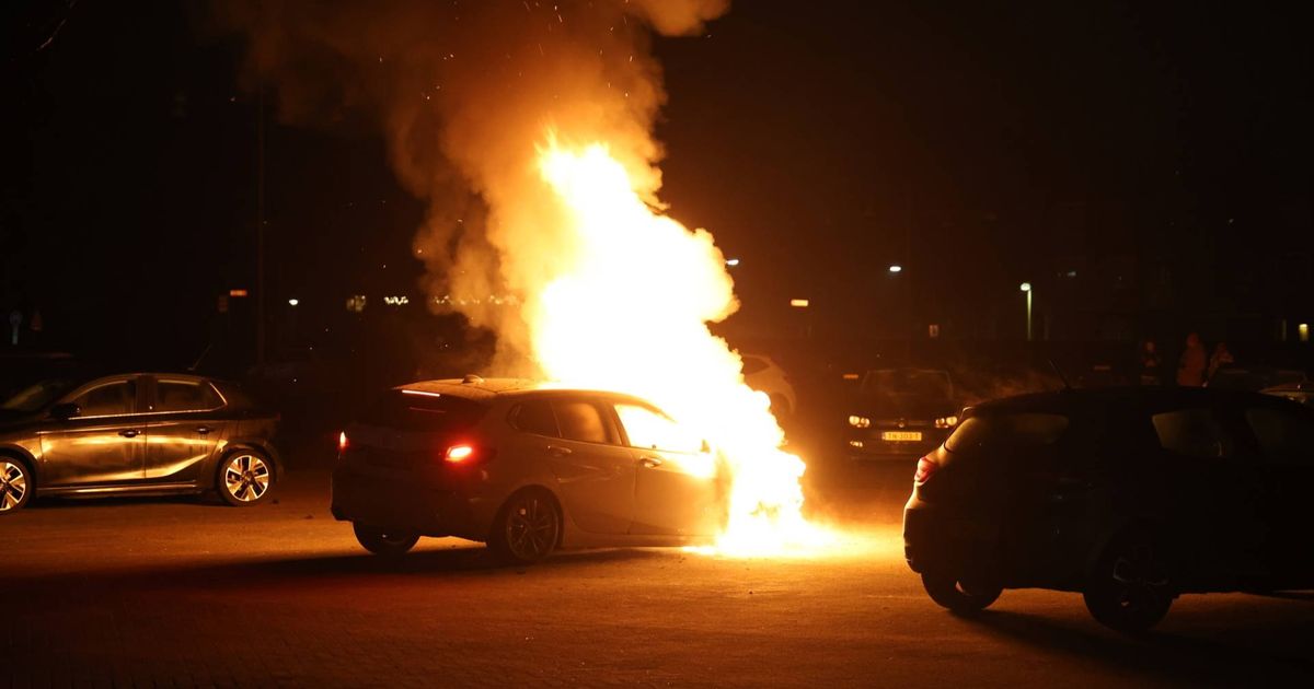 112-nieuws: Auto verwoest door brand in Haren • Brandweer blust smeulend snoeiafval in Stad