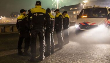 Agenten bekogeld met vuurwerk, plein ontruimd - Omroep West