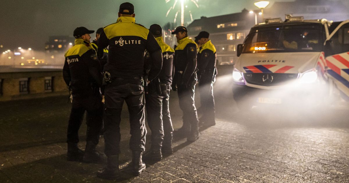 Agenten bekogeld met vuurwerk, plein ontruimd - Omroep West
