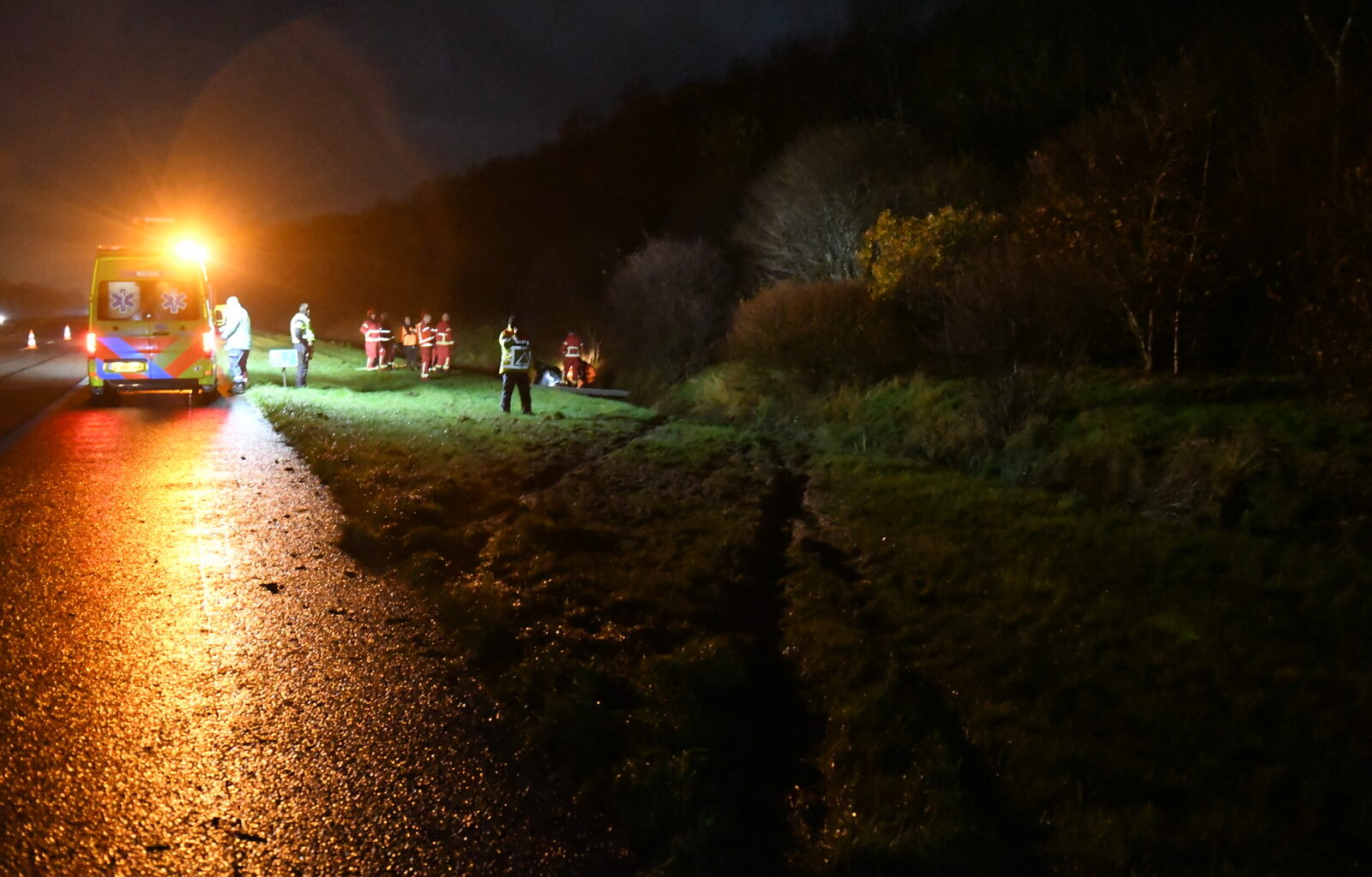 Auto te water op A7 bij Marum