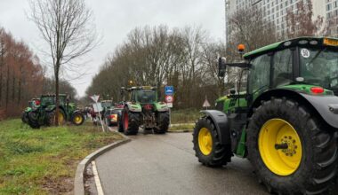 Ruim honderd boeren met tientallen tractoren protesteren bij Utrechts provinciehuis - RTV Utrecht