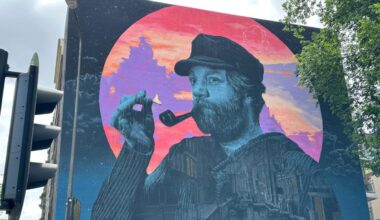 Levensgrote muurschildering Prins Hendrikkade mag voorlopig blijven