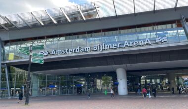 Politie deelt nieuwe beelden van zware mishandeling op station Bijlmer Arena