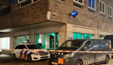 Politie vindt wapens en kilo's vuurwerk onder eigen bureau in West - AT5