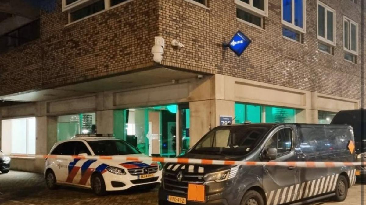 Politie vindt wapens en kilo's vuurwerk onder eigen bureau in West - AT5