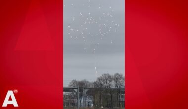 Vuurwerk afgestoken rondom Arena tijdens Ajax-Groningen