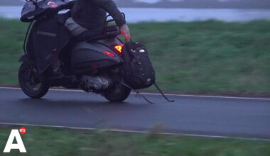 Met een rugtas, voet of tape: scooterrijders bedekken kentekenplaat op Nesciobrug