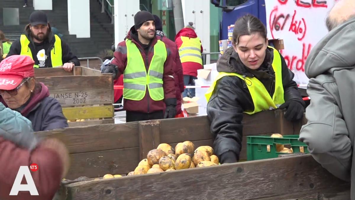 Zes ton gratis aardappels op Anton de Komplein: "Scheelt me weer wat centjes"