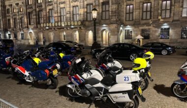 Saluutschoten en afgesloten Dam voor staatsbezoek Finse president