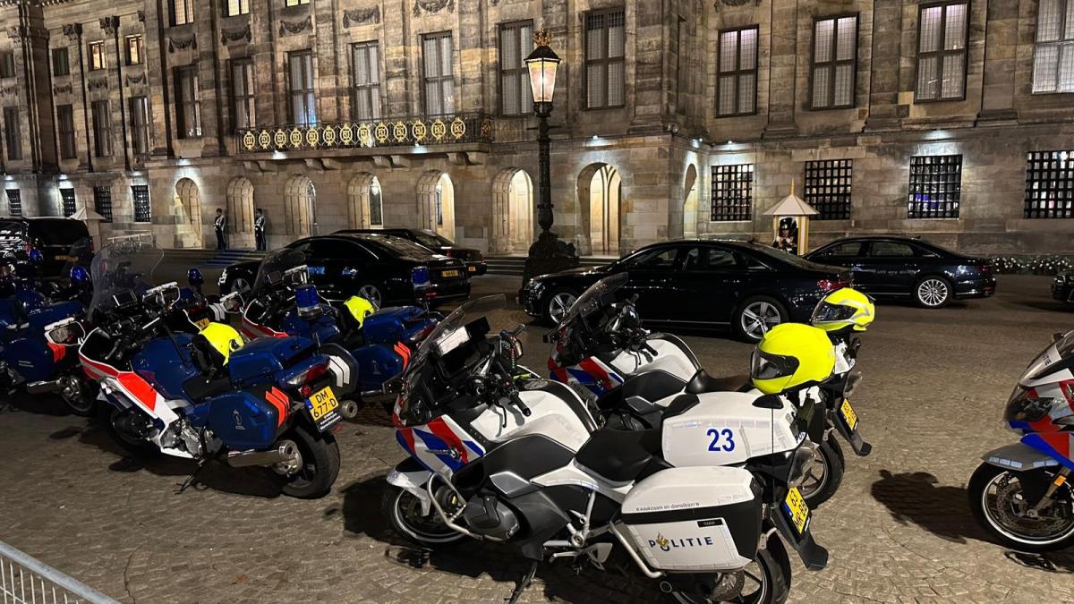 Saluutschoten en afgesloten Dam voor staatsbezoek Finse president