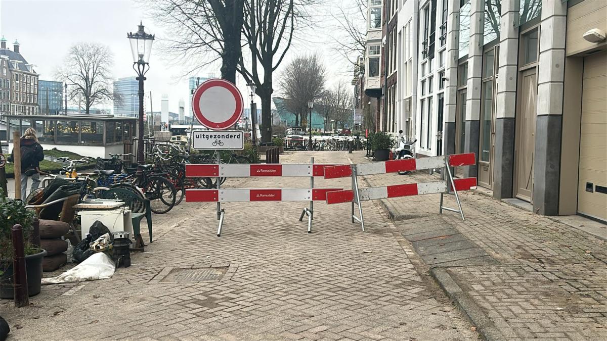 Deel van Oudeschans met spoed gesloten door slechte staat kademuur: "Blijft bewegen"