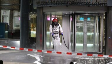 Concertgebouw ontruimd na vreemde geur, brandweer spuit ingang schoon