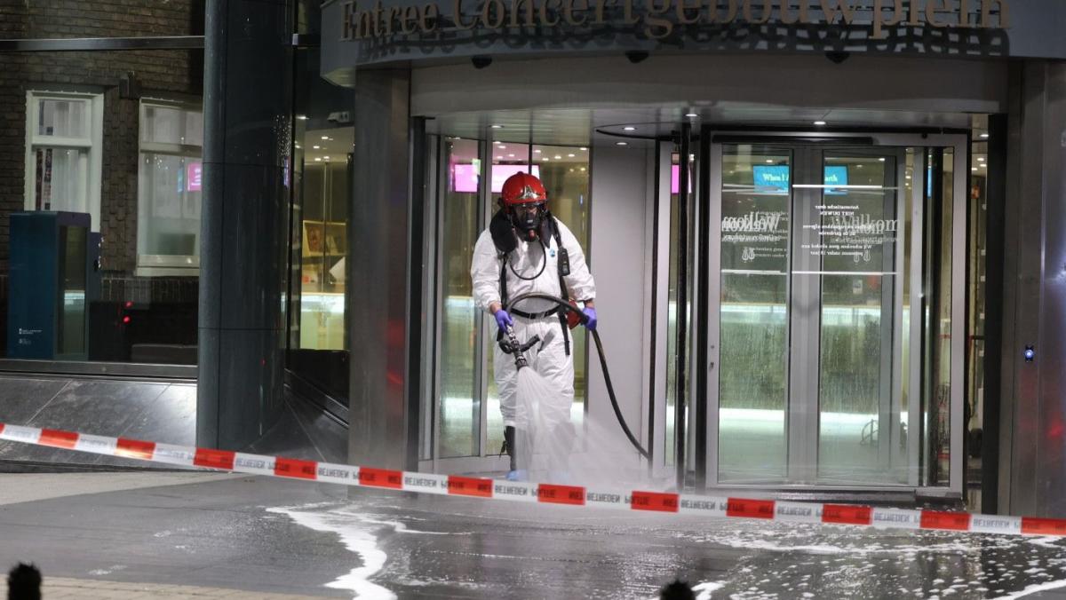 Concertgebouw ontruimd na vreemde geur, brandweer spuit ingang schoon