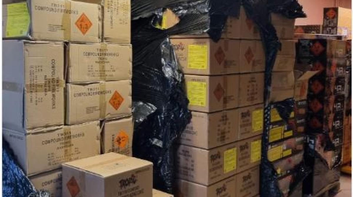 Megavondst illegaal vuurwerk in loods op Basisweg: 8500 kilo