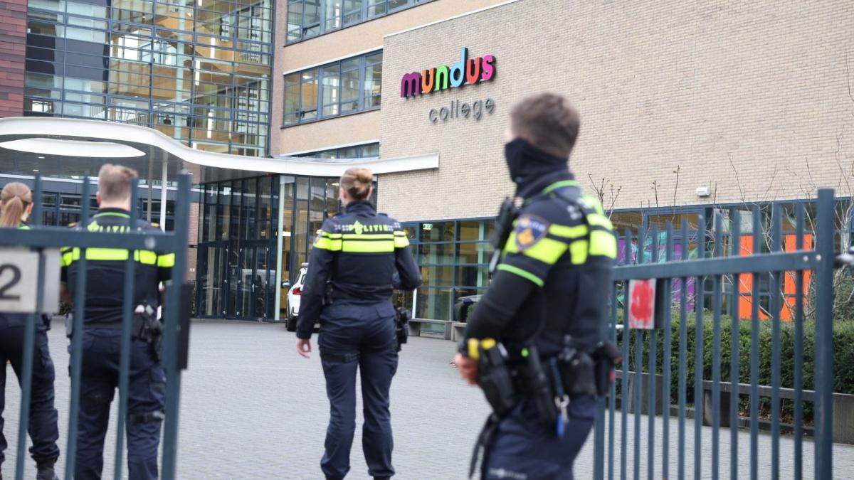 Jongen gewond na steekpartij in Mundus College, zes verdachten aangehouden