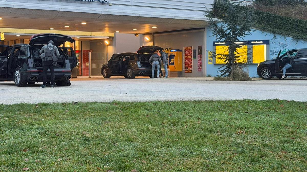 Politie legt trein in Zuidoost stil na melding over iemand met vuurwapen