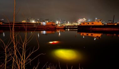 Man rijdt onder invloed met auto water in en wordt aangehouden