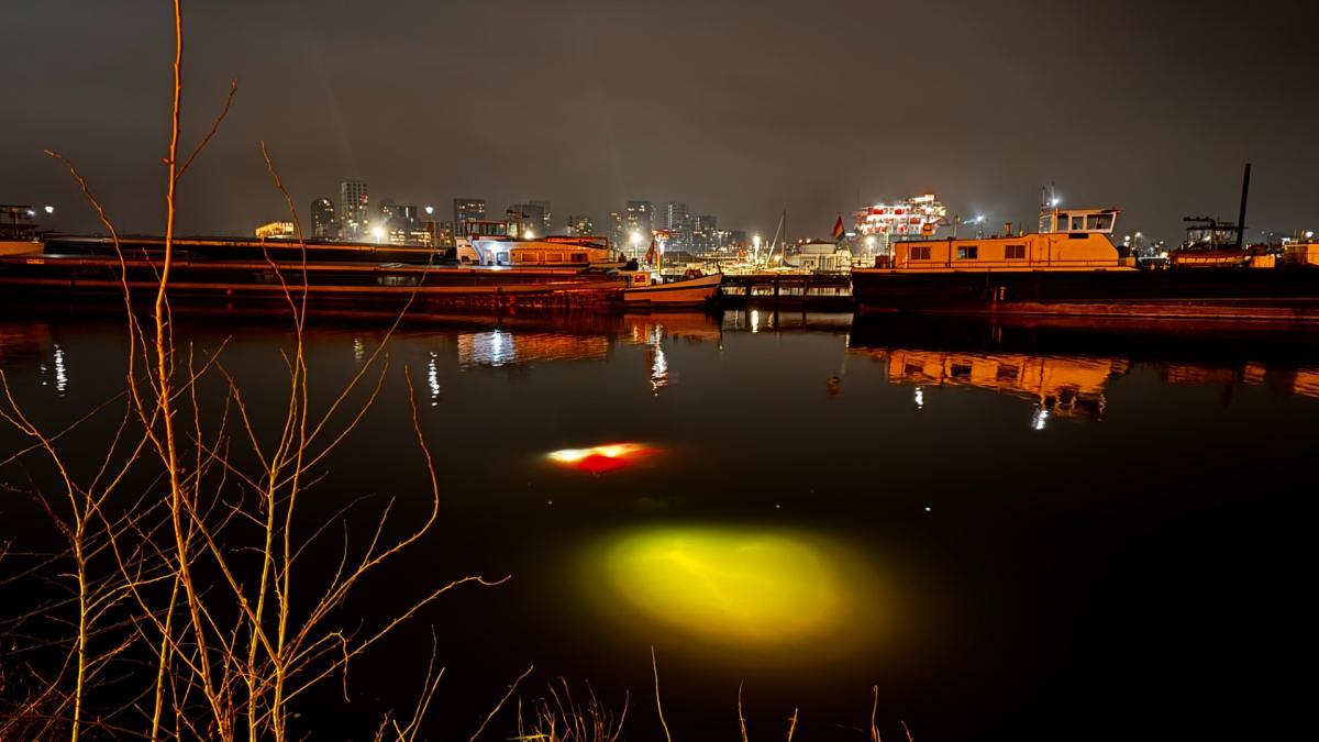 Man rijdt onder invloed met auto water in en wordt aangehouden