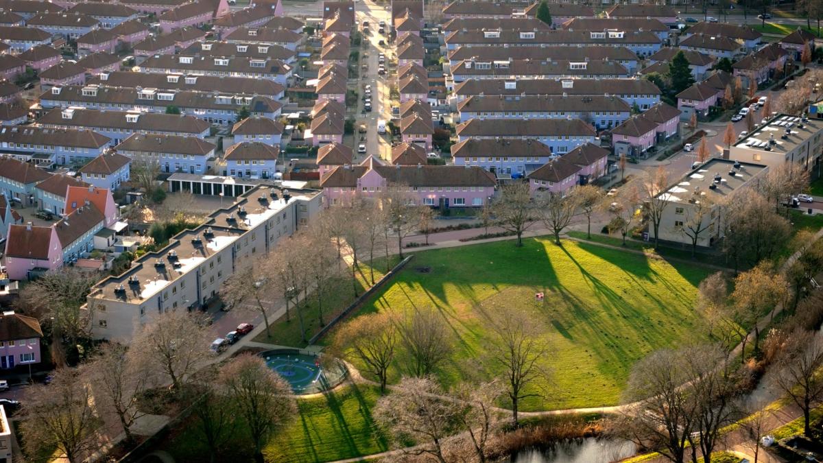 Pallets uit tuin gehaald na verkoop vuurwerk aan agent in burger