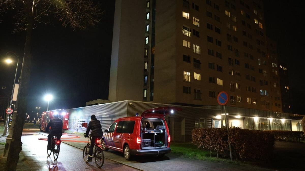 Veel rook na brand in seniorenflat Indische buurt, flat grotendeels ontruimd