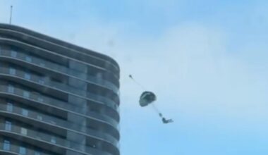 Basejumpers springen van honderd meter hoge Amstel Tower, politie doet onderzoek