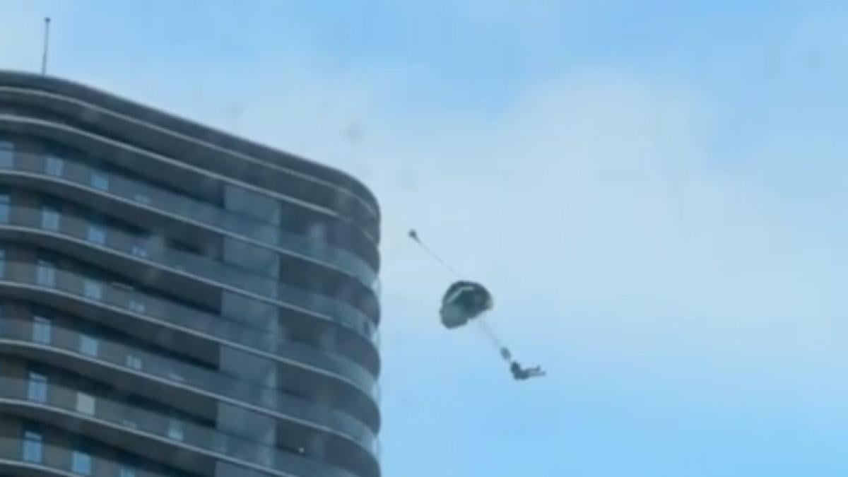 Basejumpers springen van honderd meter hoge Amstel Tower, politie doet onderzoek