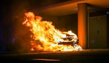 Metershoge vlammen bij autobrand naast flat | Verdachte opgepakt voor poging inbraak