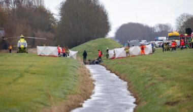 Vrouw (32) uit Opmeer zwaargewond bij dodelijk ongeluk in Friesland