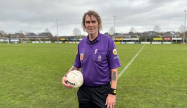 Schorsing zingende scheidsrechter Jan Smit was wereldnieuws, nu staat hij weer op het veld