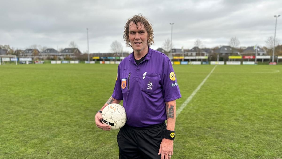 Schorsing zingende scheidsrechter Jan Smit was wereldnieuws, nu staat hij weer op het veld